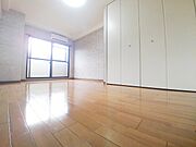 二面採光の明るい洋室
