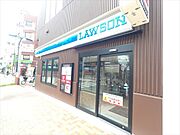 御影駅前のコンビニとドラッグストアが入るビルまで徒歩1分（90ｍ）