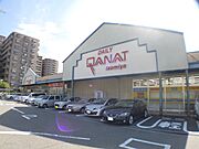 マクドナルドが入るスーパーイズミヤまで徒歩8分（628m）