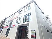 コンビニ、ドラッグストアが入るビルまで徒歩9分（742m）