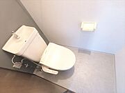 ウォシュレット付きのトイレ