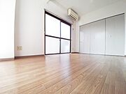 二面採光の明るい洋室6帖