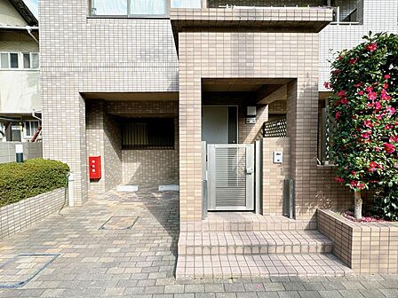 専用駐車場、専用テラス、専用ポーチ付き。