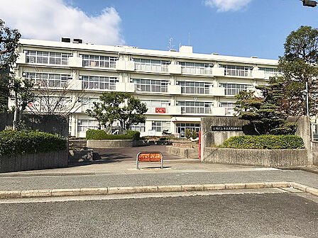 宝塚市立中山五月台中学校