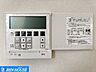 設備：床暖房標準設置のリビング（写真は1号棟）