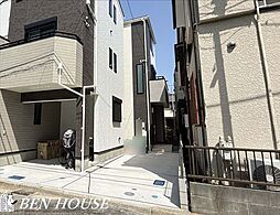 下末吉3丁目　使い勝手の良いＬ型キッチン採用の3階建て邸宅