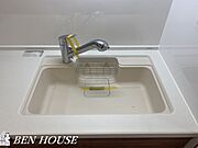 見た目もスッキリな浄水器内蔵型のキッチン水栓です。重たいお水を買わなくてもいつでも浄水されたお水を飲むことができますね。お子様や調理にも安心して利用できます。是非ご確認ください。