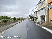 ・浴室はテレビ付きで、映画鑑賞やドラマを見ながらのんびりバスタイム。・追い炊き機能付きでお湯が冷めることもなく温かいまま長湯もできますね。・広々浴室で足を延ばして一日の疲れを癒しましょう。