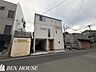 外観：・前面道路が8ｍと広く駐車しやすいです・オープンキッチンでより広々開放感のあるＬＤＫは窓も多く採光もたっぷり取り込むことができますね・パントリーには食品のストックを大容量収納可能