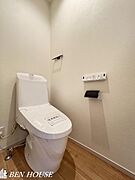 ・トイレは各階に設置がございますので、朝の支度で込み合う時間もスムーズに準備ができます・シャワートイレでいつでも清潔に利用できます・日々の生活をサポートしてくれる充実仕様・設備搭載