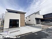 ・洗面室が広く工夫次第でユーティリティスペースとして大活躍・カウンターを置けば家事作業ができる十分な広さございます・収納を置けばリネン庫として利用できますね・充実の仕様・設備搭載で販売中