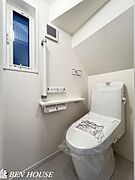 ・窓付きで明るく換気も充分なトイレは温水洗浄便座仕様でいつでも清潔に利用できます・2か所に設置ございますので朝の通勤・通学の準備に忙しい時間帯もご家族皆さまスムーズに準備できます