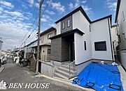 ・シャワー付き洗面台では洗面ボウルが大きく深さもあり、水はねで周りに水を飛ばすことなく洗髪が可能です・シャワーヘッドを自在に動かすことができるため、隅々まで流すことができお掃除もしやすいですね