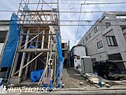 窓付きで明るく換気も充分なトイレは温水洗浄便座仕様でいつでも清潔に利用できます。2ヶ所設置ございますので朝の通勤・通学の準備に忙しい時間帯もご家族皆さまスムーズに準備できます。是非ご確認ください。