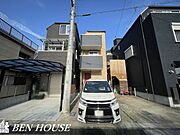 ・建物前面にあるカースペース・2020年2月築の築浅で室内とても綺麗です・2階占有のリビングでプライバシーも確保されゆったり過ごせます♪・室内クリーニング済・ウォークインクローゼット付