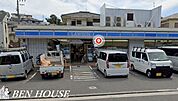 ローソン篠原東一丁目店 徒歩8分。時間がない時にさっと寄れて便利なコンビニ。 570m