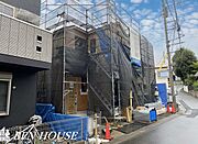 ・シャワー付き洗面台では洗面ボウルが大きく深さもあり、水はねで周りに水を飛ばすことなく洗髪が可能です・シャワーヘッドを自在に動かすことができるため、隅々まで流すことができお掃除もしやすいですね