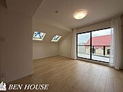 ・最上階の南東角部屋＋天窓付で陽当たり・通風良好・新規リフォーム済でご契約後は即入居可能、新生活をすぐに始めることができます・マンションながらも127．5平米のゆとりのお部屋