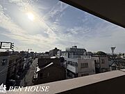 ・前面に採光や眺望を遮るような建物がなく大変開放感のある眺望です・通風も良好で換気もしやすいですね・4階部分で周辺からの視線も気にならずプライバシーも確保されゆったり過ごせます