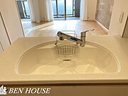 見た目もスッキリな浄水器内蔵型のキッチン水栓です。重たいお水を買わなくてもいつでも浄水されたお水を飲むことができますね。お子様や調理にも安心して利用できます。是非ご確認ください。