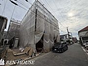 複層ガラスでは、断熱効果に優れており室内の温度を一定に保ちやすくなります。 特に冬場は、室内と外気の温度差によって窓ガラスに発生しやすい結露を抑制することも可能です。是非ご確認ください。