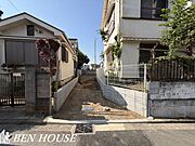 ・トイレは2ヶ所に設置がございますので、朝の支度で込み合う時間もスムーズに準備ができます・窓付きで明るく換気も充分なトイレは温水洗浄便座仕様で清潔です・充実の仕様・設備搭載で販売中です
