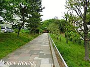 不動ヶ丘公園 徒歩7分。四季の移ろいを感じる緑豊かな住環境です。 510m