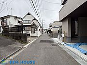 ・ゆとりある前面道路に面した開放感溢れるお住まいです。・見通しの良い前面道路なので、車の出し入れもスムーズにでき駐車もしやすいですね。・現地周辺は落ち着いた雰囲気の住宅街です。