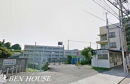 横浜市立山元小学校 徒歩4分。教育施設が近くに整った、子育て世帯も安心の住環境です。 300m