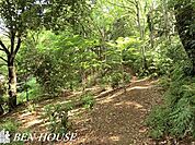 白幡公園 徒歩4分。四季の移ろいを感じる緑豊かな住環境です。 310m