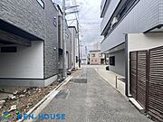 前面道路含む外観・前面道路が見通しよく感じられるので、車の出入りがしやすい点が特徴です。周囲の環境も落ち着いており、日々の時間をゆるやかに過ごしやすい立地となっています。・是非ご確認ください。