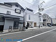 ・白が際立つスタイリッシュ邸宅！コンパクトながらも駐車スペースのある3階建・水回り設備が集約されたプラン・各居室収納完備でどちらのお部屋もスッキリ片付きます・ビルトイン車庫