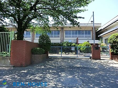 川崎市立南河原小学校 徒歩5分。教育施設が近くに整った、子育て世帯も安心の住環境です。 340m
