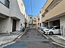 外観：・ゆとりある前面道路に面した開放感溢れるお住まいです。・見通しの良い前面道路なので、車の出し入れもスムーズにでき駐車もしやすいですね。・現地周辺は落ち着いた雰囲気の住宅街です。