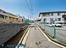 その他：・ゆとりある前面道路に面した開放感溢れるお住まいです。・見通しの良い前面道路なので、車の出し入れもスムーズにでき駐車もしやすいですね。・現地周辺は落ち着いた雰囲気の住宅街です。