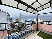 ・バルコニーでは採光たっぷり、洗濯物の乾きも早そうです・各居室の収納と小屋裏収納でどちらのお部屋もスッキリ片付きます・現地へのご案内はいつでも可能です・是非ご確認ください