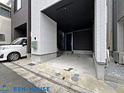 ・大切な車を風雨から守るビルトインタイプのカースペース。玄関からのスムーズな動線で、雨の日でも乗り降りも楽々です・ビルドインガレージタイプは雨の日にお子様連れでも安心して利用できます