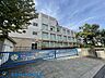 周辺：川崎市立下作延小学校 徒歩12分。教育施設が近くに整った、子育て世帯も安心の住環境です。 900m