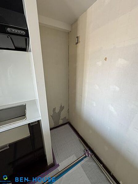 ・新規リフォーム工事中の室内・ご家族みんなで調理ができる位のスペースを実現したキッチン空間となっております・リビングのご家族と会話が途切れることなく家事ができますね・是非ご確認ください