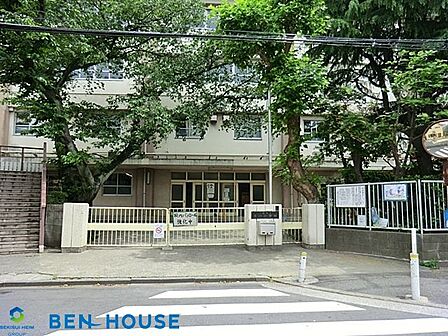 川崎立玉川小学校 徒歩5分。教育施設が近くに整った、子育て世帯も安心の住環境です。 330m