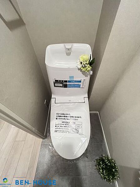 ・明るく換気も充分なシャワートイレは温水洗浄便座仕様でいつでも清潔にご利用いただけます。・リモコンは操作性の良い壁掛けタイプです。・充実の仕様・設備搭載で販売中!ぜひご確認ください。