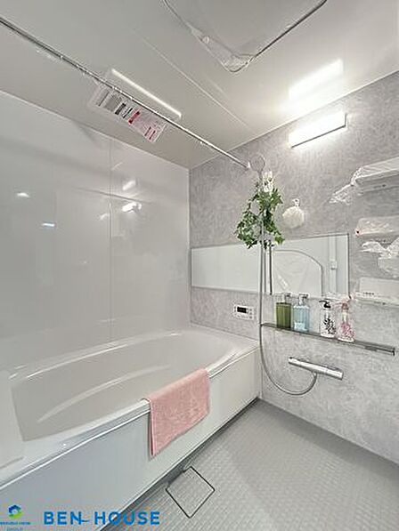 ・足を伸ばしてゆったりと入れる広々タイプのバスルームにはマンションながらも窓がありお掃除も楽々・雨が続く日のお洗濯に便利な浴室乾燥機完備・寒い季節のヒートショック防止には浴室暖房が重宝します
