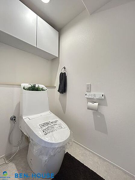 ・新規交換済のシャワー洗浄機能付のトイレは清潔感が印象的な空間です・リモコンは壁掛けタイプでお手入れもしやすい設備です・吊棚にはトイレットペーパーなどしまえます・いつでも内覧可能です