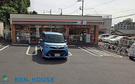 セブンイレブン横浜鶴見東寺尾3丁目店 徒歩7分。時間がない時にさっと寄れて便利なコンビニ。 520m