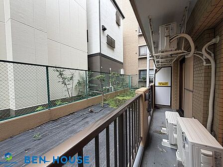 ・ちょっとしたガーデニング可能なスペースがある専用庭・プランター置いて季節の花々を愉しんだり、ミニトマトなどを育てるプチ菜園も良いですね・DIYなどの趣味やお子様の遊び場としても大活躍です
