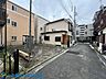 その他：・ゆとりある前面道路に面した開放感溢れるお住まいです。・見通しの良い前面道路なので、車の出し入れもスムーズにでき駐車もしやすいですね。・現地周辺は落ち着いた雰囲気の住宅街です。