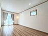 室内：ＬＤＫと続き間で広々とした洋室。