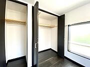 つくり付けのクローゼットがあると、お部屋を広く使えます。地震のときにタンスが倒れてくる心配もありません。