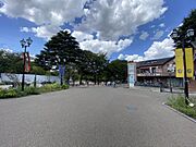 商業地域内に位置しており、周辺は、ドラッグストアやスーパーをはじめとする様々な施設が点在しています。