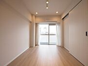 様々なテイストのインテリアと相性の良い、シンプルな内装です。お好みのお部屋作りが楽しめます。